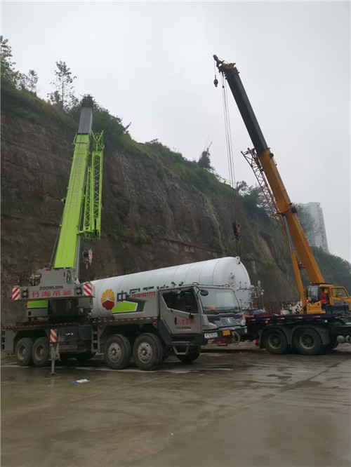 金阳县“不怕风雨冻”—— 吊车的 “恶劣环境适应” 技术